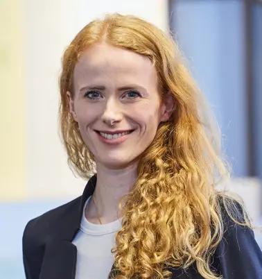 Johanna Metker schaut nach vorne und lächelt.